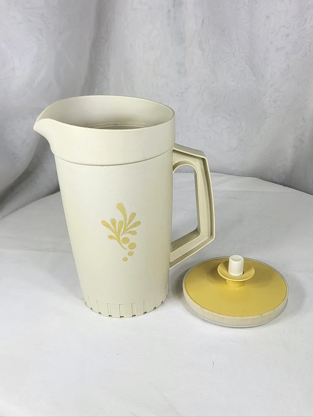 Tupperware #874-14 Almond Harvest Gold 1.5qt Pitcher With Push Button Lid
